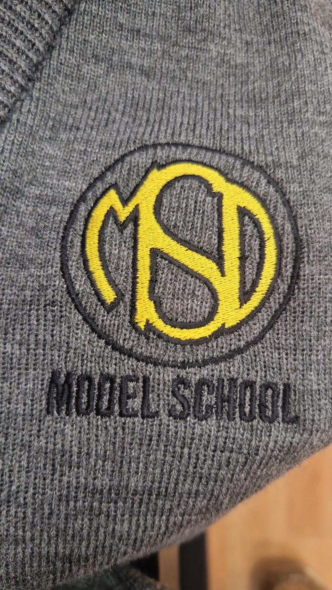 Model PS Deerpark knitted grey V-neck jumper