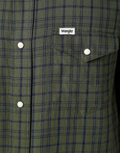 Load image into Gallery viewer, Wrangler short sleeve western green indigo shirt
